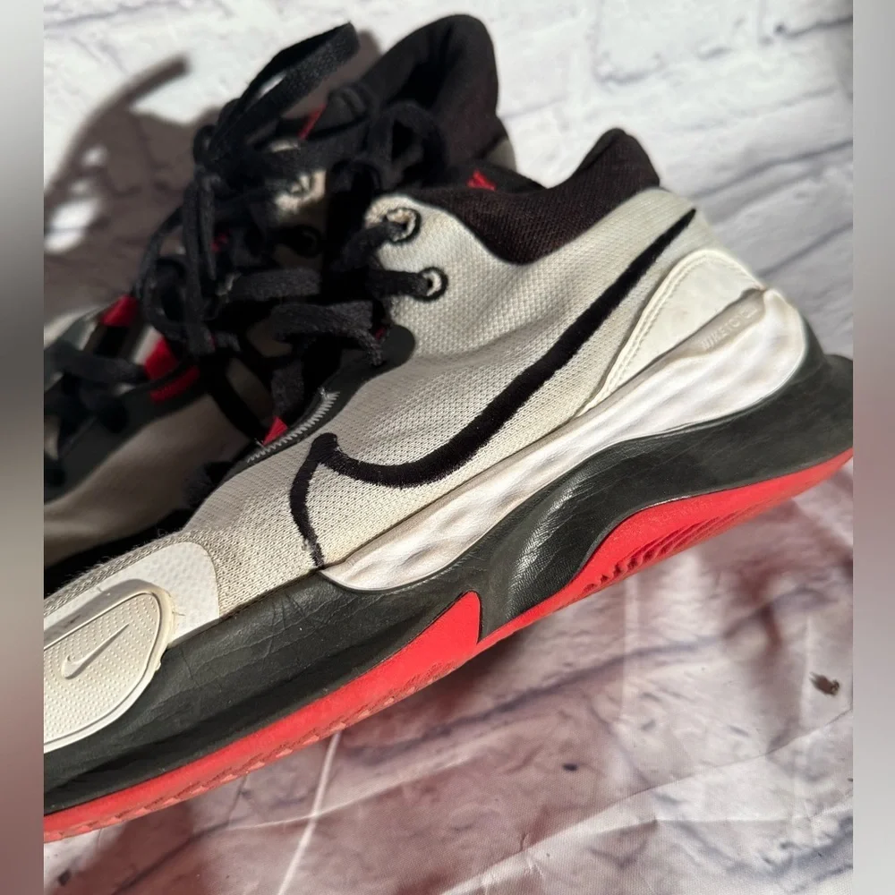 Nike White and Black Athletic Shoes - Picture 2 of 10